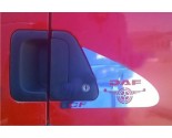 DAF logo oud RVS CF voor om deurhendel heen